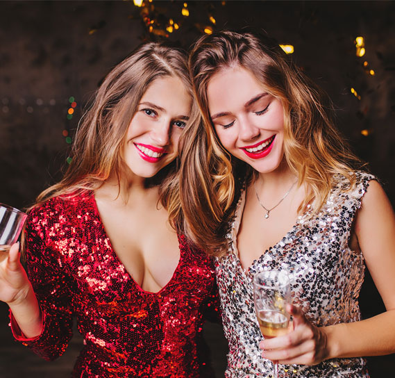 Freundinnen im Kleid auf Silvesterparty