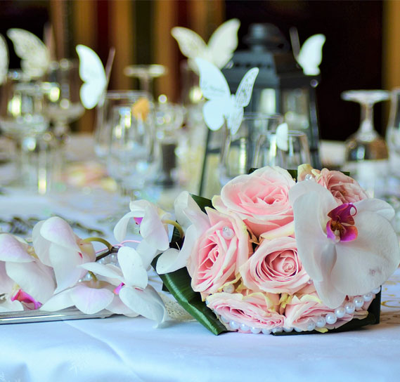 Rosen auf Hochzeitstisch arrangiert