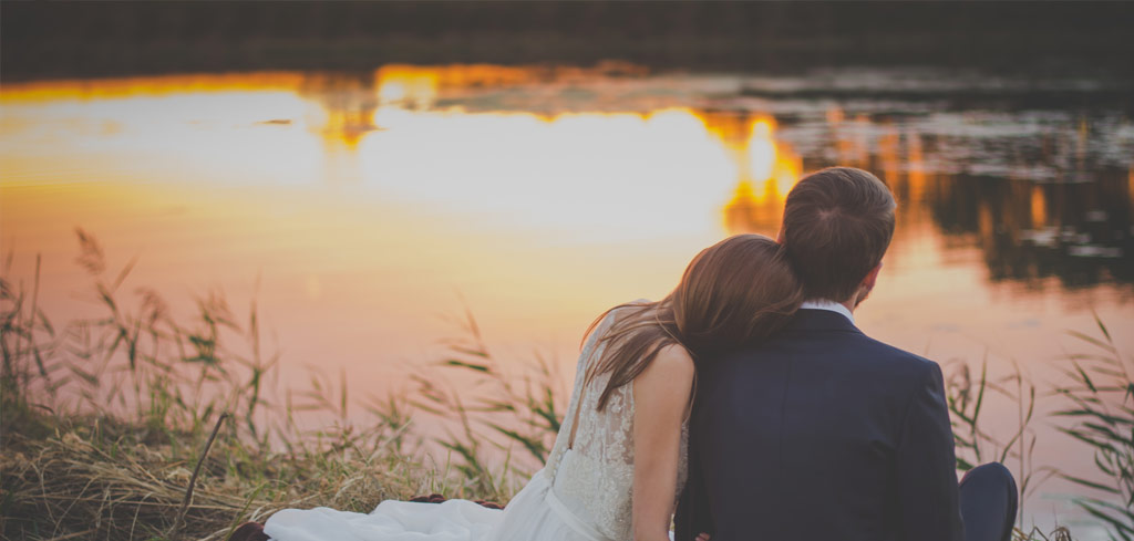 glückliches Hochzeitspaar am See